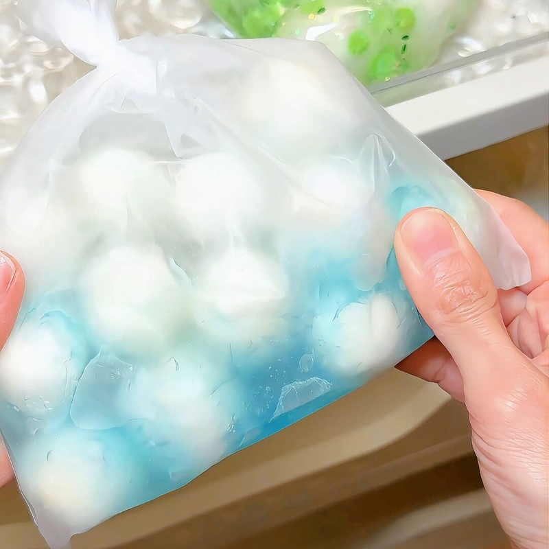 BURST-FILLING CRUNCHY SQUISHY BALL