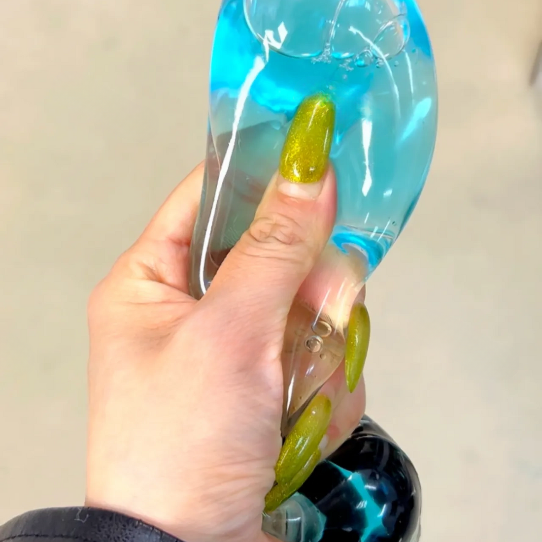 FLOWING SAND BIG BANANA SQUISHY TOY