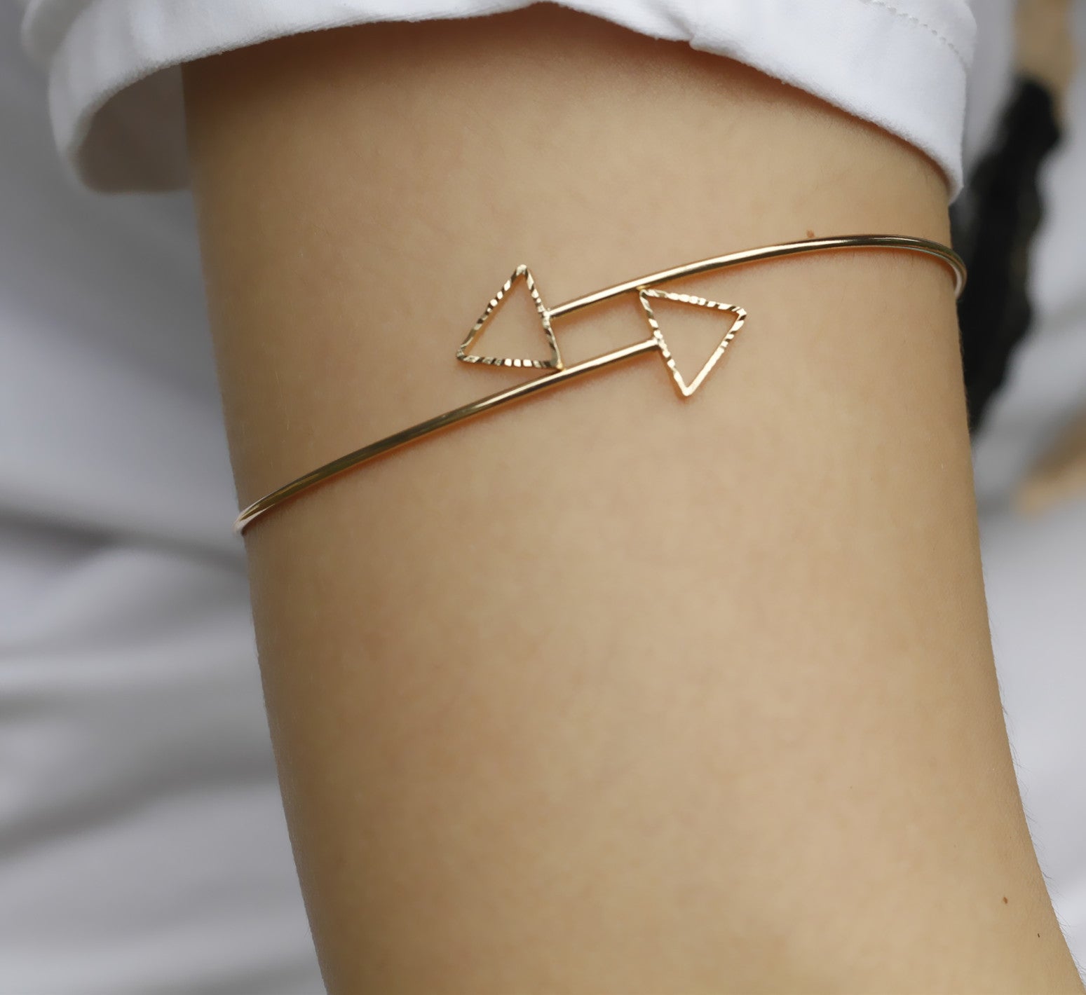 SIMPLE FASHION HOLLOW TRIANGLE ARM BRACELET