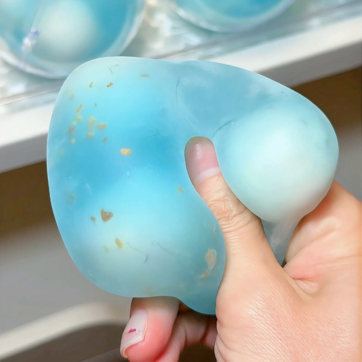 BURST-FILLING CRUNCHY SQUISHY BALL