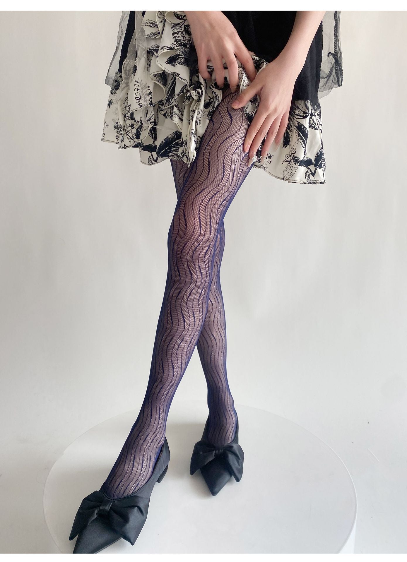 FASHION THIN WAVY JACQUARD LACE HOLLOW PANTYHOSE