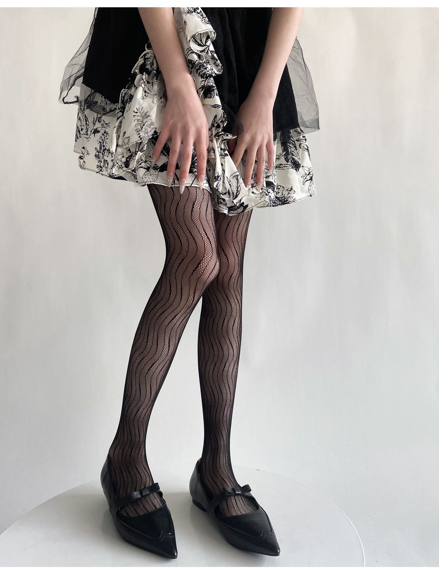 FASHION THIN WAVY JACQUARD LACE HOLLOW PANTYHOSE