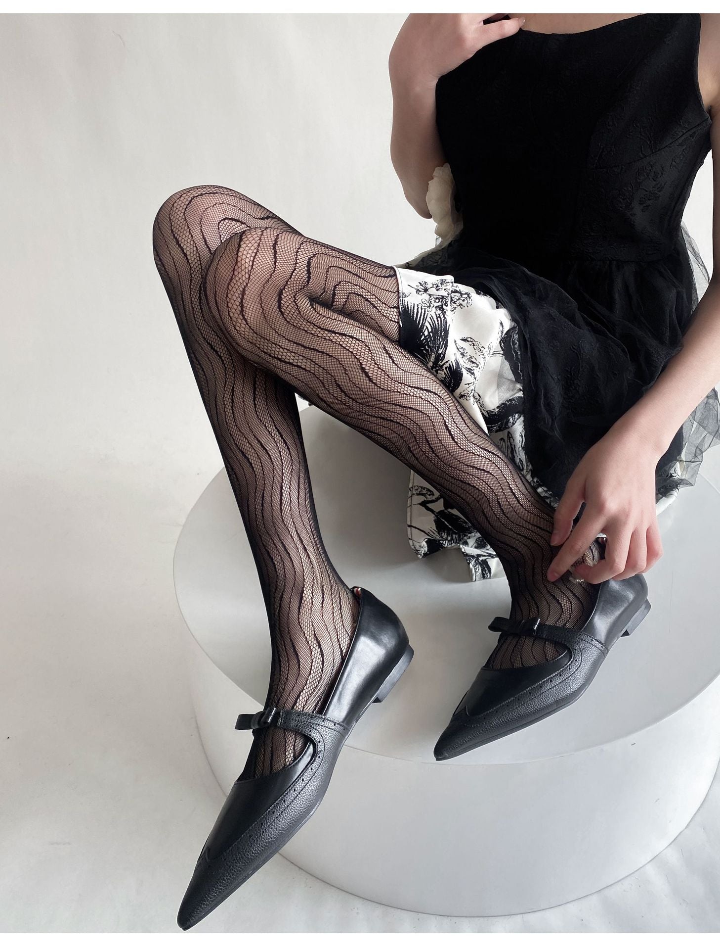 FASHION THIN WAVY JACQUARD LACE HOLLOW PANTYHOSE