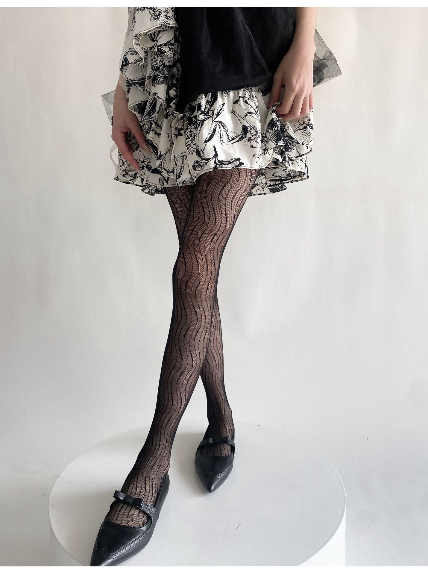 FASHION THIN WAVY JACQUARD LACE HOLLOW PANTYHOSE